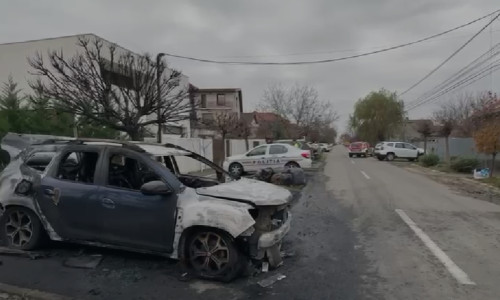 Maşina de serviciu a şefului de la Pieţe SA Timişoara a luat foc/ Foto: News.ro.