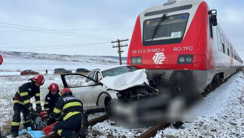 O maşină a fost lovită de un tren/ Foto: ISU Vaslui