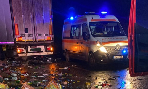 Un tânăr de 21 de ani a murit după ce maşina în care se afla a lovit puternic două tiruri