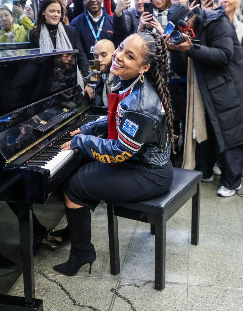 Alicia Keys Surprise Performance In London