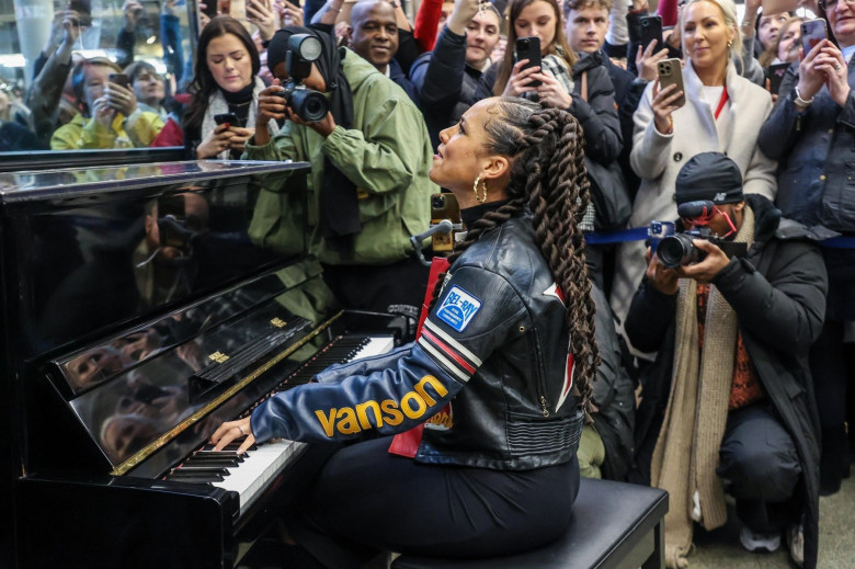 Alicia Keys Surprise Performance In London