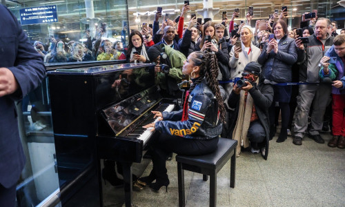 Alicia Keys Surprise Performance In London