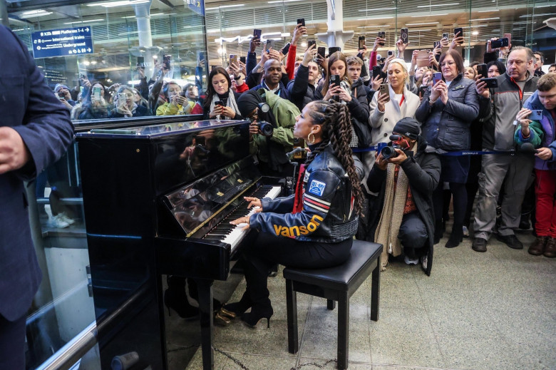 Alicia Keys Surprise Performance In London