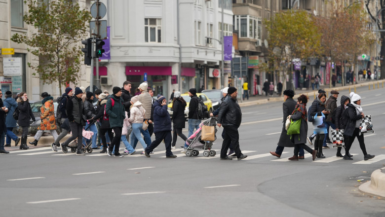 Pedestrians,Crossing,In,Unirii,Square,,Bucharest,,Romania,In,December,2022.
