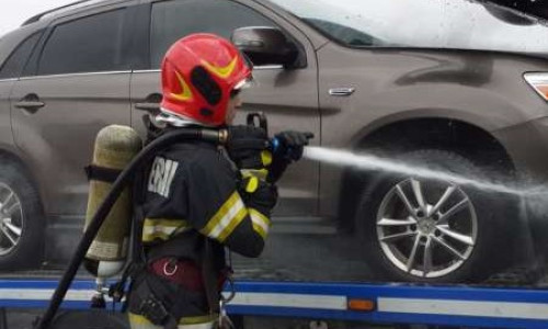 Un trailer încărcat cu maşini a luat foc pe DN 7/ Foto: ISU Vâlcea