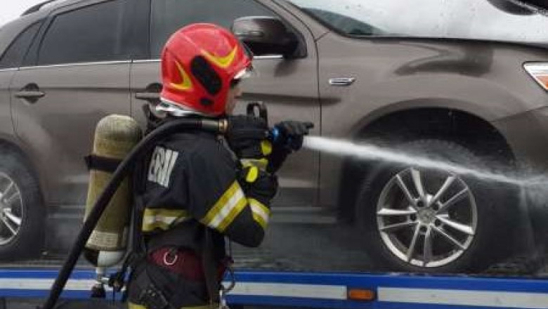 Un trailer încărcat cu maşini a luat foc pe DN 7/ Foto: ISU Vâlcea