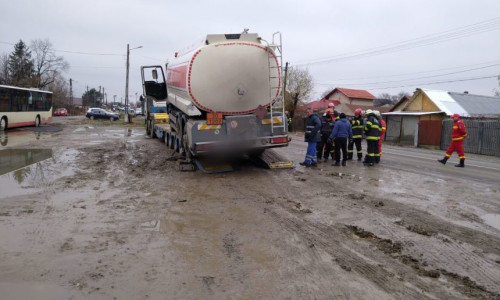 Intervenţie a pompierilor în apropiere de Ploieşti, unde o cisternă încărcată cu 18 tone de combustibil riscă să cadă de pe un trailer/ Foto: News.ro