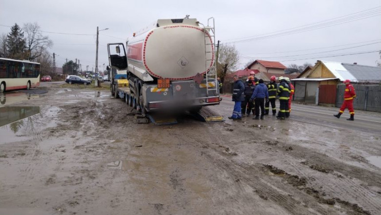 Intervenţie a pompierilor în apropiere de Ploieşti, unde o cisternă încărcată cu 18 tone de combustibil riscă să cadă de pe un trailer/ Foto: News.ro