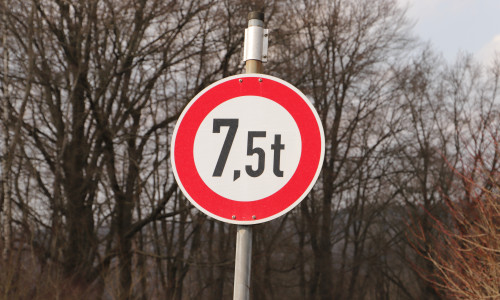 A,Traffic,Sign,For,The,Permissible,Total,Weight,Of,7.5
