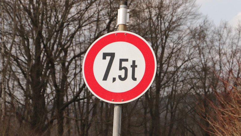 A,Traffic,Sign,For,The,Permissible,Total,Weight,Of,7.5