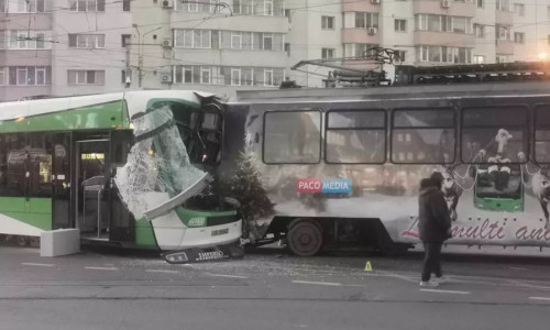 Două tramvaie s-au ciocnit în București