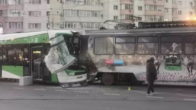Două tramvaie s-au ciocnit în București