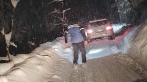 Jandarmii montani din Alba au intervenit pentru a debloca o maşină rămasă înzăpezită, în care se afla o familie cu patru copii/ Foto: News.ro