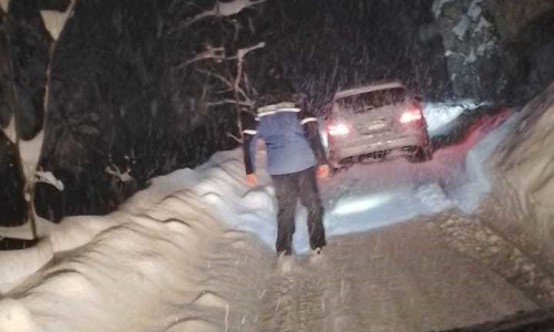 Jandarmii montani din Alba au intervenit pentru a debloca o maşină rămasă înzăpezită, în care se afla o familie cu patru copii/ Foto: News.ro