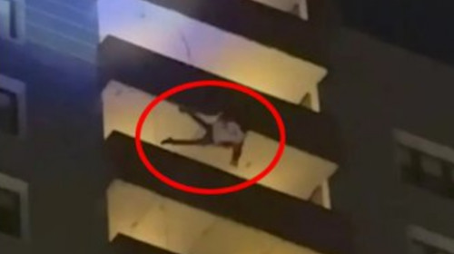 Un Moş Crăciun a murit după ce a căzut în gol de la peste 20 de etaje / Foto: Twitter