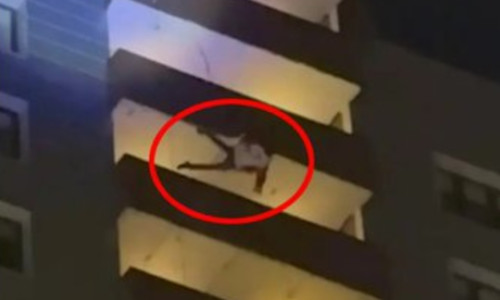 Un Moş Crăciun a murit după ce a căzut în gol de la peste 20 de etaje / Foto: Twitter