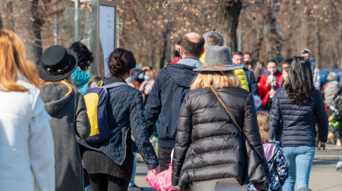 Crowd,Of,People,Walking,On,The,Sidewalk,In,Bucharest,,Romania