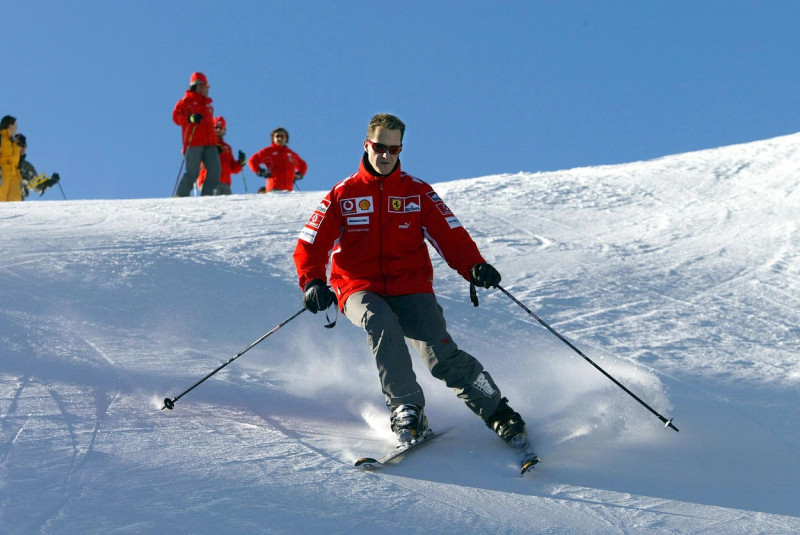 (dpa) - Seven time Formula 1 champion Michael Schumacher (team Ferrari) skis down the slopes shortly after arriving in the ski resort of Madonna di Campiglio, Italy, 11 January 2005. The Ferrari team got together for its traditional ski vacation in the Italian Alps. (ITALY OUT),Image: 675277492, License: Rights-managed, Restrictions: , Model Release: no