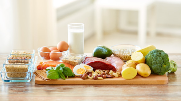 Arunci mâncarea degeaba? Cât timp mai poți consuma lapte, ouă și carne după data de expirare