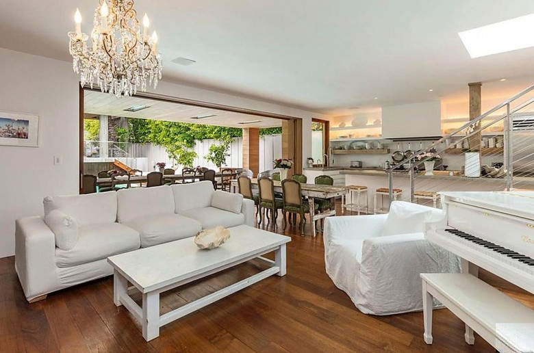 Pamela Anderson Is Selling Her Malibu Home for $ 14.9 Million Dollars