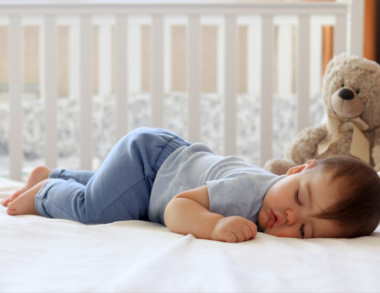 Cum să îi oferi bebelușului tău un somn confortabil noaptea pe timp de caniculă/ Shutterstock