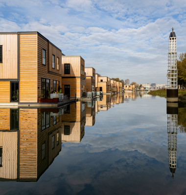 A,Row,Of,Floating,Homes,Located,In,Rotterdam,Nassauhaven,Port.