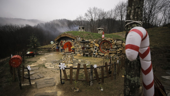 Patru surori construiesc primul sat de „hobbiți” din sudul Europei, pe dealurile verzi din Bosnia şi Herţegovina
