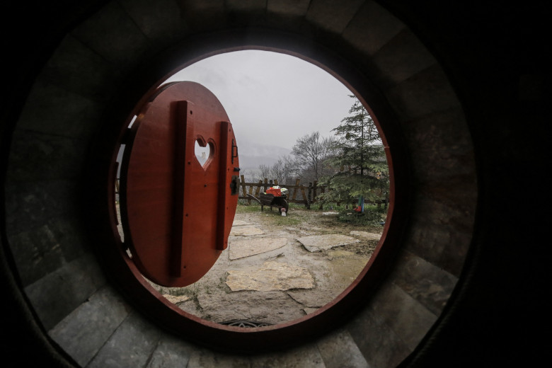 Bosnian siblings build Hobbit Homes in Kresevo