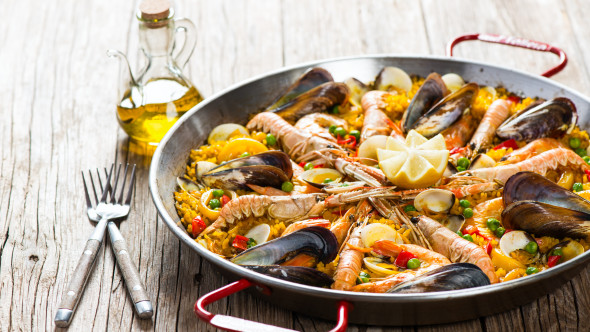 Paella, mai scumpă ca niciodată în Spania! Prețul uleiului de măsline a explodat și a dus costurile la un record
