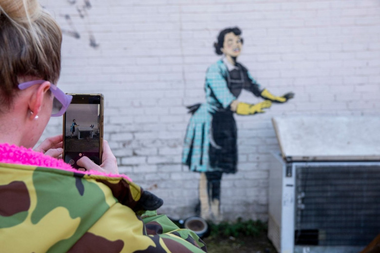 De Sfântul Valentin, Banksy a dezvăluit un mural pe tema violenţelor conjugale/ Profimedia