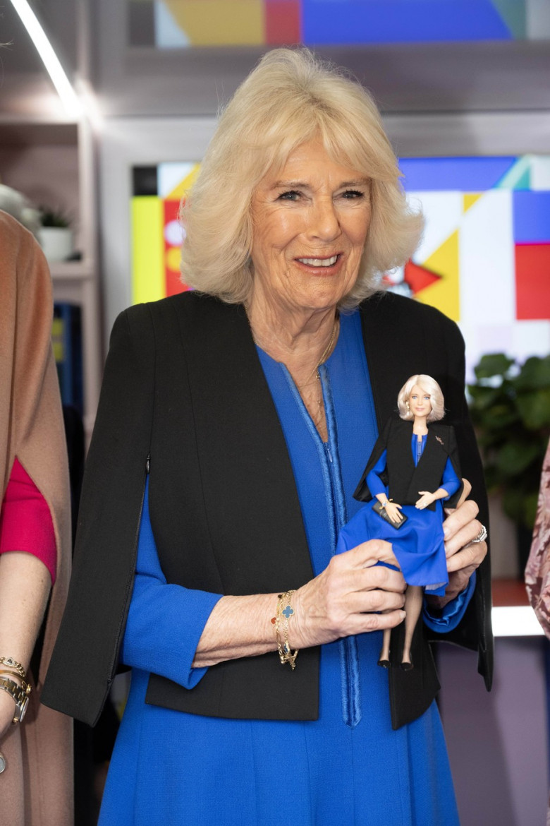 Regina Camilla a primit propria ei păpușă Barbie. / Foto: Profimedia