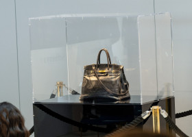 Le premier sac Birkin vendu aux enchères pour 8,58 millions d&apos;euros