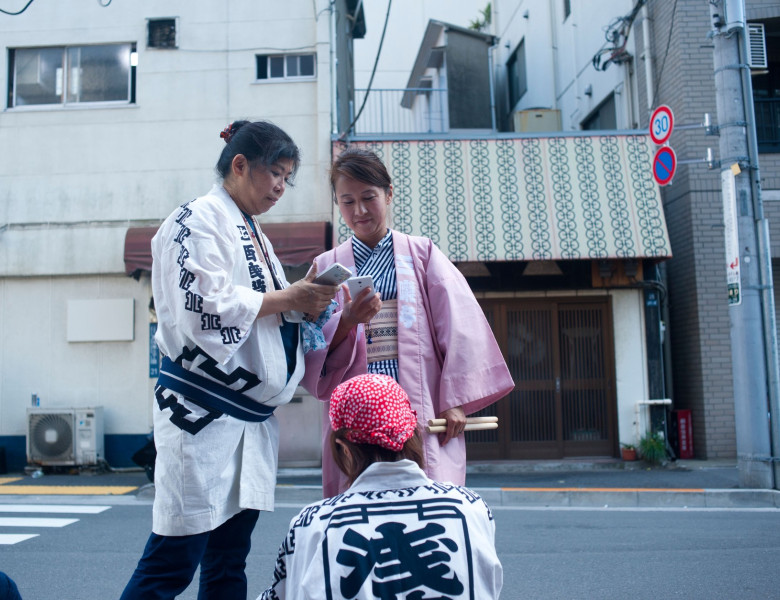 femei din japonia, smartphone