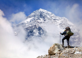 View,Of,Mount,Everest,8848m,From,Kala,Patthar,With,Tourist