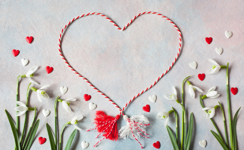 Mărţişorul, un şnur împletit dintr-un fir alb şi unul roşu/ Shutterstock