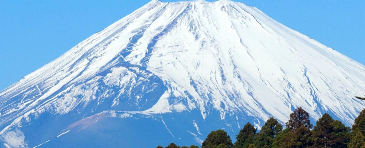 Peace Torii (Heiwa no Torii, 平和の鳥居) Shinto shrine gate of Hakone Jinja shrine with Mount Fuji at Lake Ashi (Ashinoko, 芦ノ湖) in Hakone, Kanagawa, Japan.