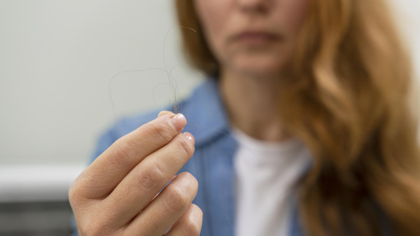 Un compus natural ar putea îmbunătăţi eficienţa tratamentelor pentru căderea părului
