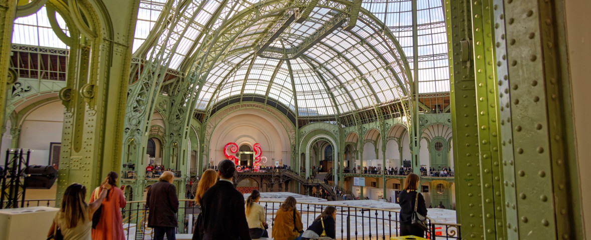 Paris, France. 25th Oct, 2025. General view of atmosphere during the Art Basel Paris 2025 at Grand Palais on October 25, 2025 in Paris, France. Credit: Bernard Menigault/Alamy Live News
