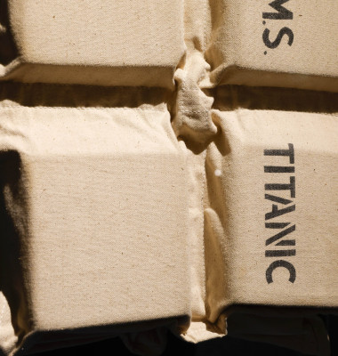 O vestă de salvare aparţinând unui supravieţuitor de pe Titanic/ Profimedia