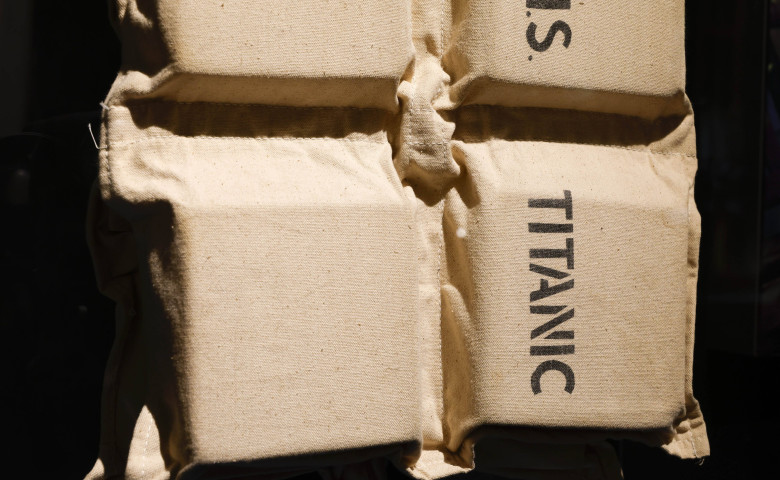 O vestă de salvare aparţinând unui supravieţuitor de pe Titanic/ Profimedia