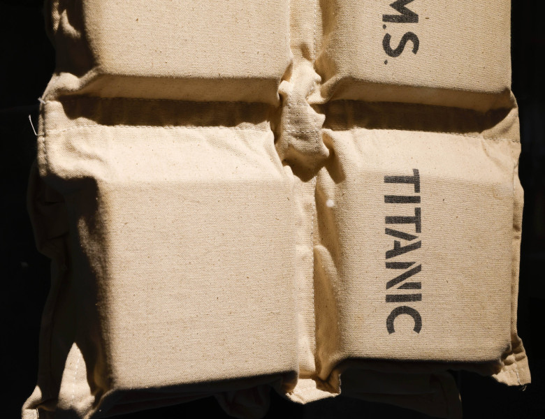 O vestă de salvare aparţinând unui supravieţuitor de pe Titanic/ Profimedia