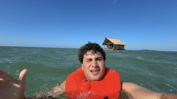 O noapte în mijlocul oceanului, înconjurat de rechini. Cum arată cazarea plutitoare pentru cei mai curajoși turiști