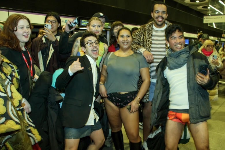 Pasagerii metroului londonez au călătorit fără pantaloni, cu lenjeria la vedere