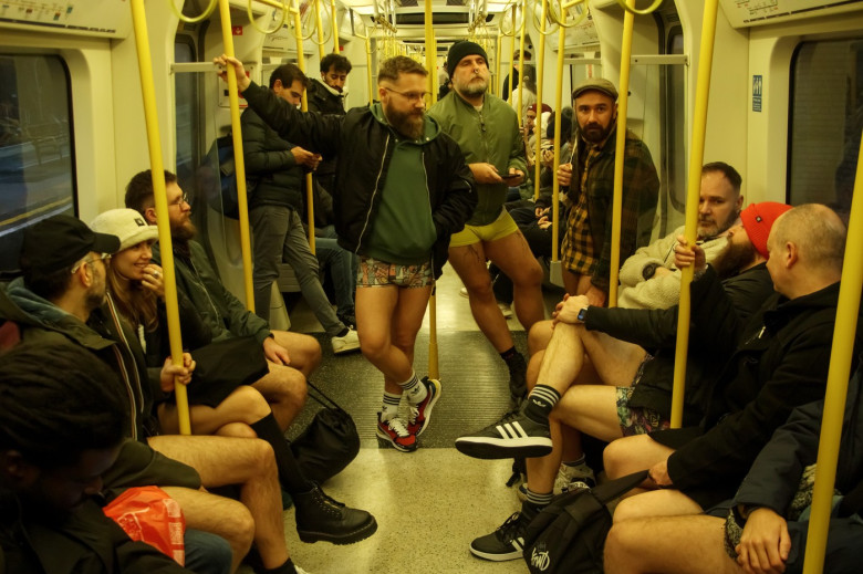 Pasagerii metroului londonez au călătorit fără pantaloni, cu lenjeria la vedere