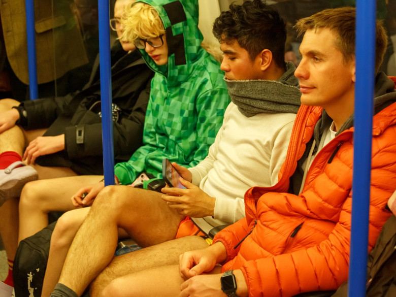 Pasagerii metroului londonez au călătorit fără pantaloni, cu lenjeria la vedere