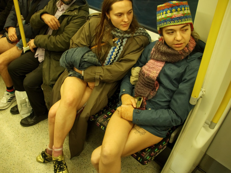 Pasagerii metroului londonez au călătorit fără pantaloni, cu lenjeria la vedere