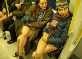 Pasagerii metroului londonez au călătorit fără pantaloni, cu lenjeria la vedere
