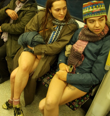 Pasagerii metroului londonez au călătorit fără pantaloni, cu lenjeria la vedere