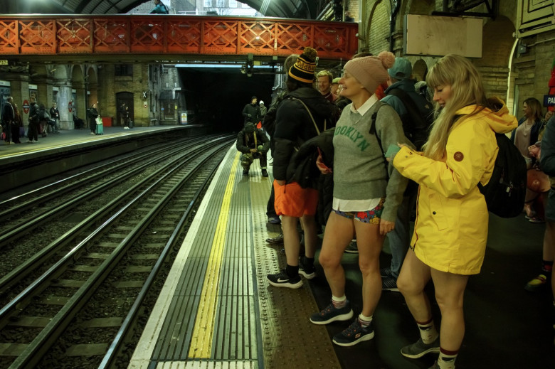 Pasagerii metroului londonez au călătorit fără pantaloni, cu lenjeria la vedere