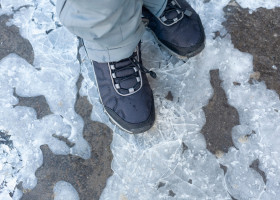 Trucul ieftin care topește gheața din curte în câteva minute